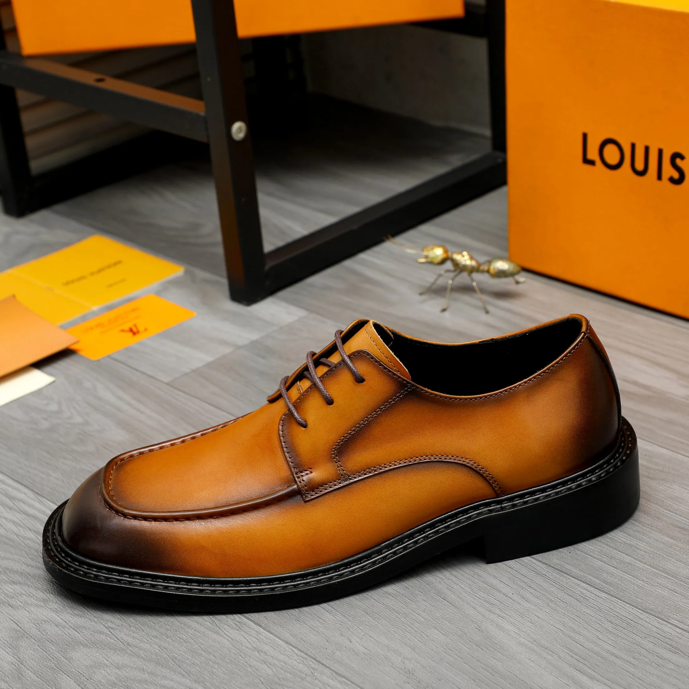 Men's shoes 💰600 Product trademark: LV "Louis Vuitton" business casual lace-up leather shoes Regular size: 37-46 Product materials: Selected high-quality color-brushed cowhide upper, pigskin lining, rubber outsole